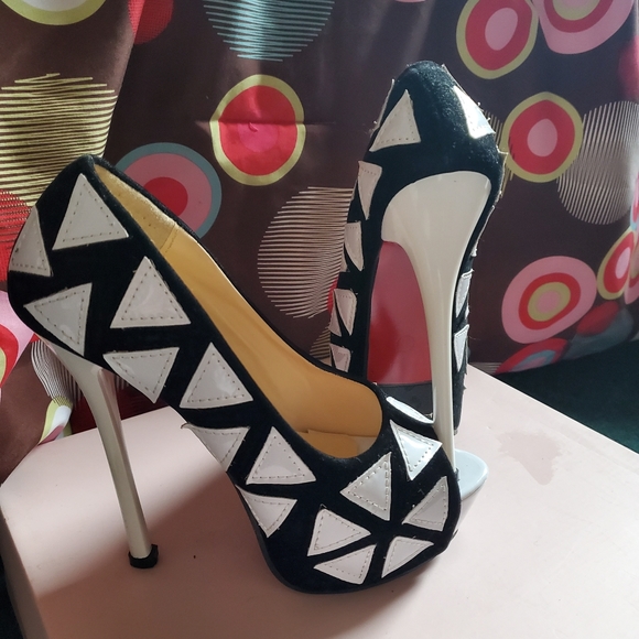 Shoes - Picture 7 of 8